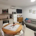 Lejlighed Cozy In With Kitchen