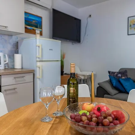 Apartament Cozy In With Kitchen Vir